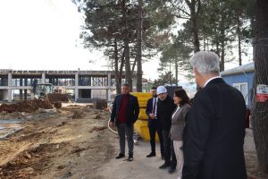 KEMALETTİN TUĞCU, İLK VE ORTAOKULU İNŞAATINDA İNCELEME