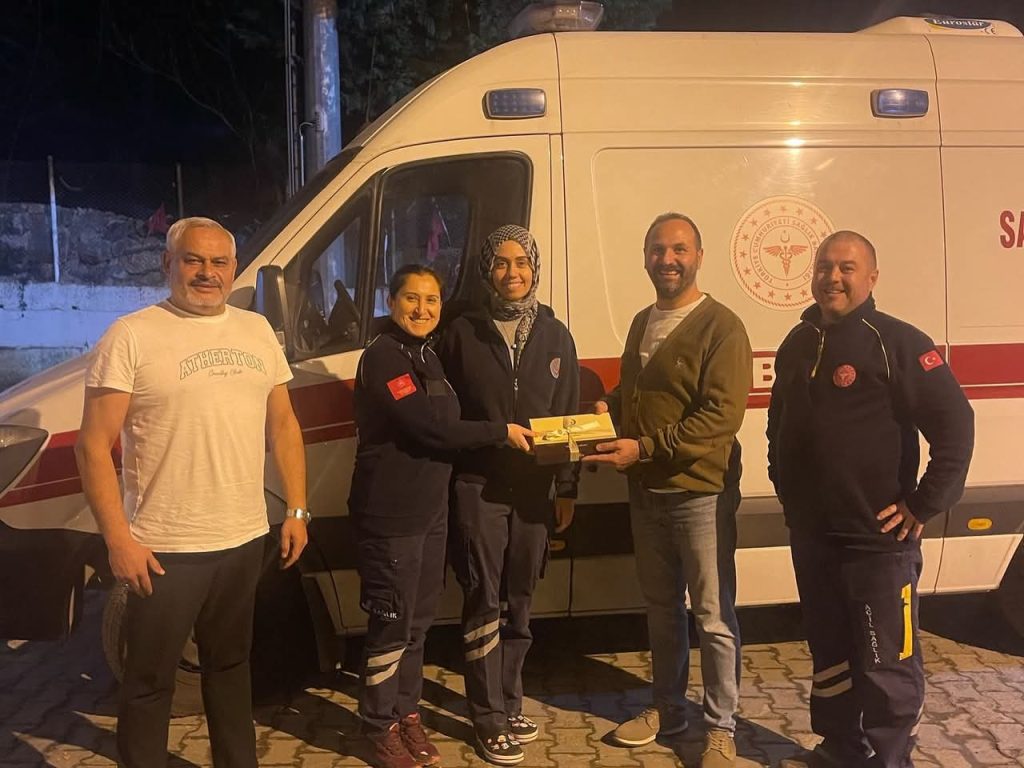 EMRE ÇÖMLEKÇİ’DEN SAĞLIKÇILARA TATLI İKRAMI