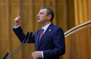 ÖZGÜR ÖZEL: Ahmet Özer‘e dört ay önce ‘Niye konser yaptın?’ diyen savcı, bugün Alaattin Köseler’e ‘Konseri niye iptal ettin?’ diye soruyor.